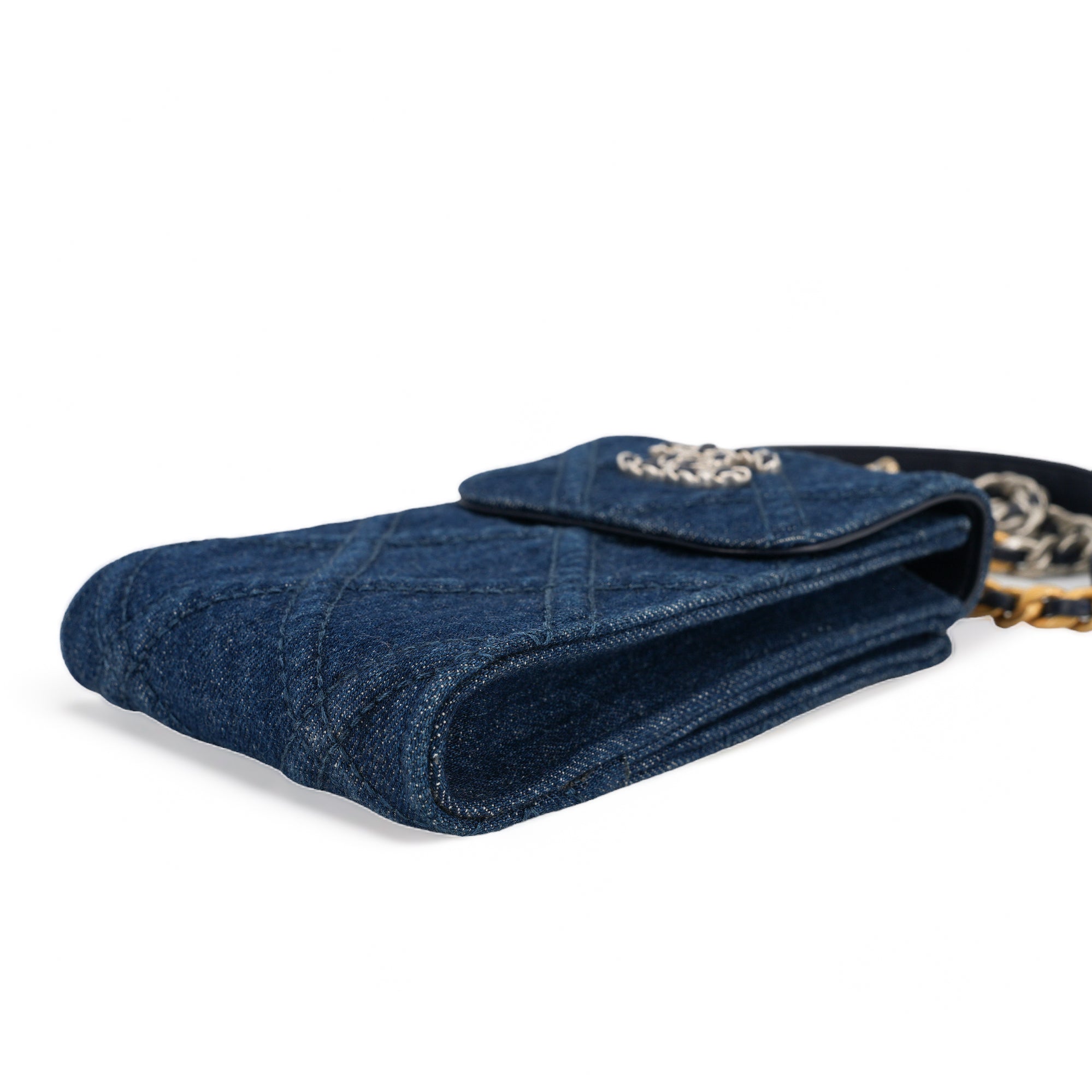 ◆希少◆VINTAGE◆【CHANEL】2021*19 Handytasche*デニム*バッグ CHANEL 22P Denim Chanel 19 Phone Holder with Chain | Dearluxe
