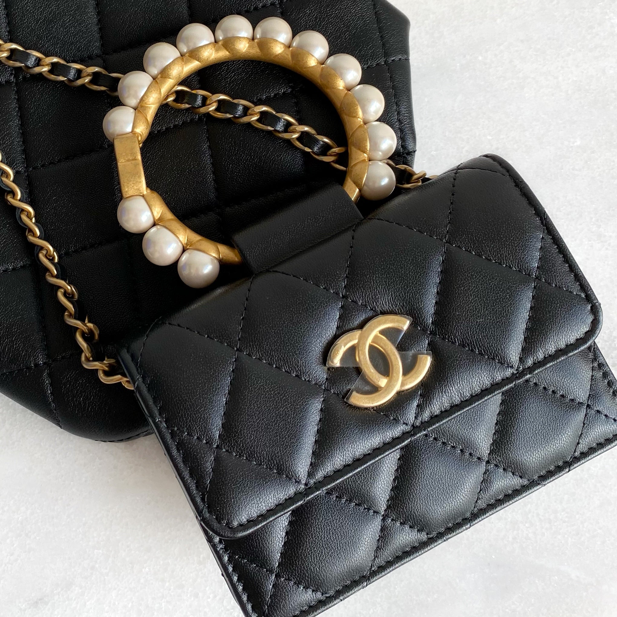 CHANEL 21A Pearl CC Handle Coin Purse with Chain