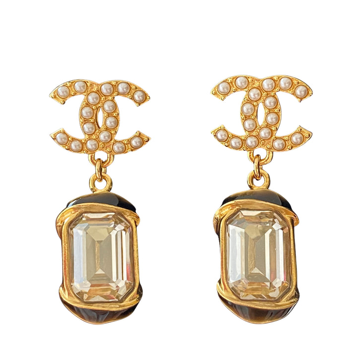 CHANEL22A Pearl CC Emerald Crystal Dangle Earrings | Dearluxe