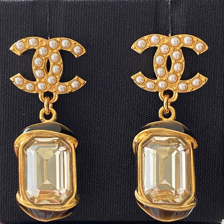 CHANEL22A Pearl CC Emerald Crystal Dangle Earrings | Dearluxe