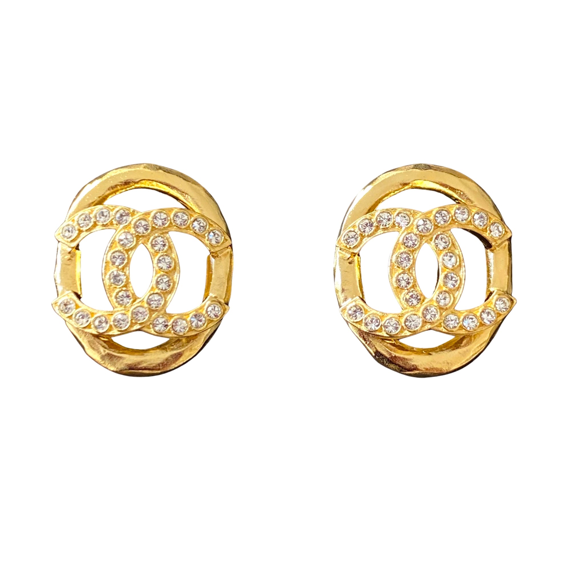 CHANEL Pearl CC Heart Drop Earrings in Gold For Sale at 1stDibs  chanel  pearl heart earrings chanel earrings pearl chanel heart pearl earrings