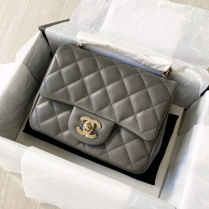 Chanel's Mini Flap Is The Official Bag Of The “Old Money” Aesthetic