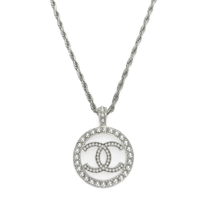 CHANEL Pearl CC Trimming Medallion Necklace - Dearluxe.com