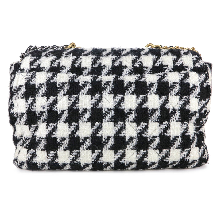 CHANEL CHANEL 19 Maxi Flap Bag in 19K Houndstooth Tweed Black White - Dearluxe.com
