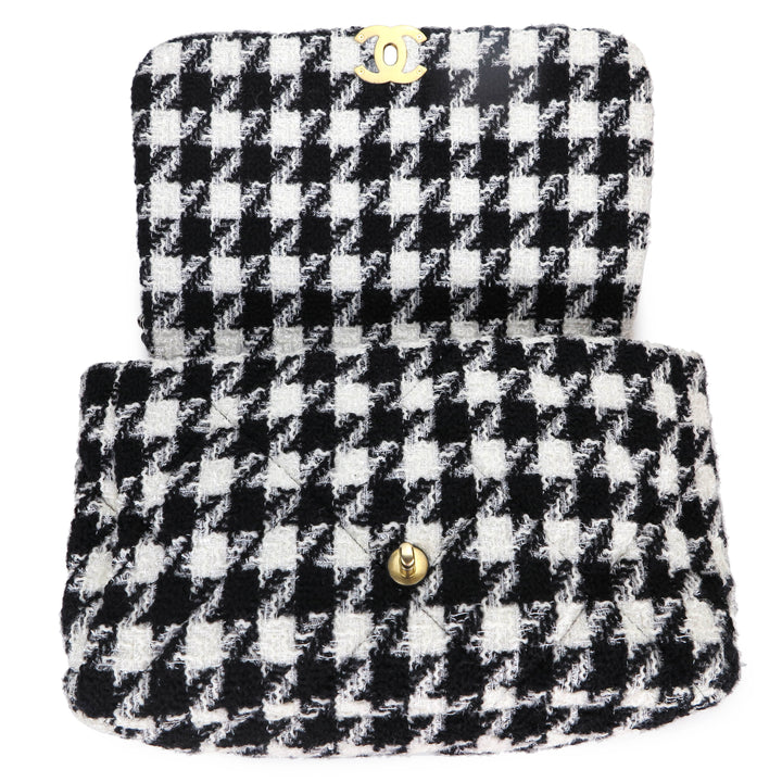 CHANEL CHANEL 19 Maxi Flap Bag in 19K Houndstooth Tweed Black White - Dearluxe.com