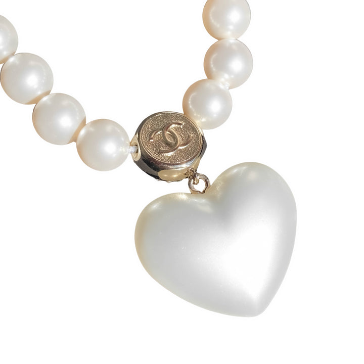 Chanel Crystal CC Pearl Heart Pendant Necklace Gold Tone 21B – Coco  Approved Studio